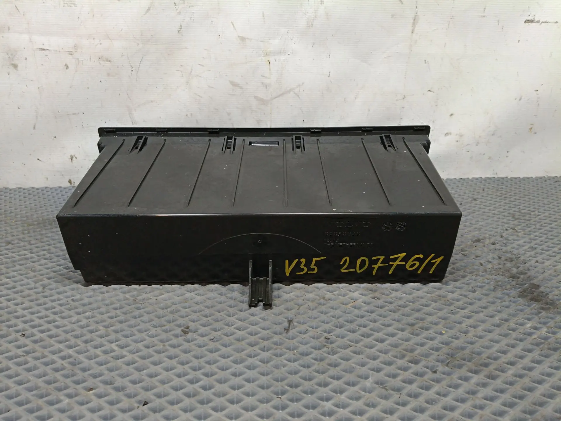 Вещевой ящик верхней консоли ( Бардачок ) б/у для Volvo FH 4 - 2