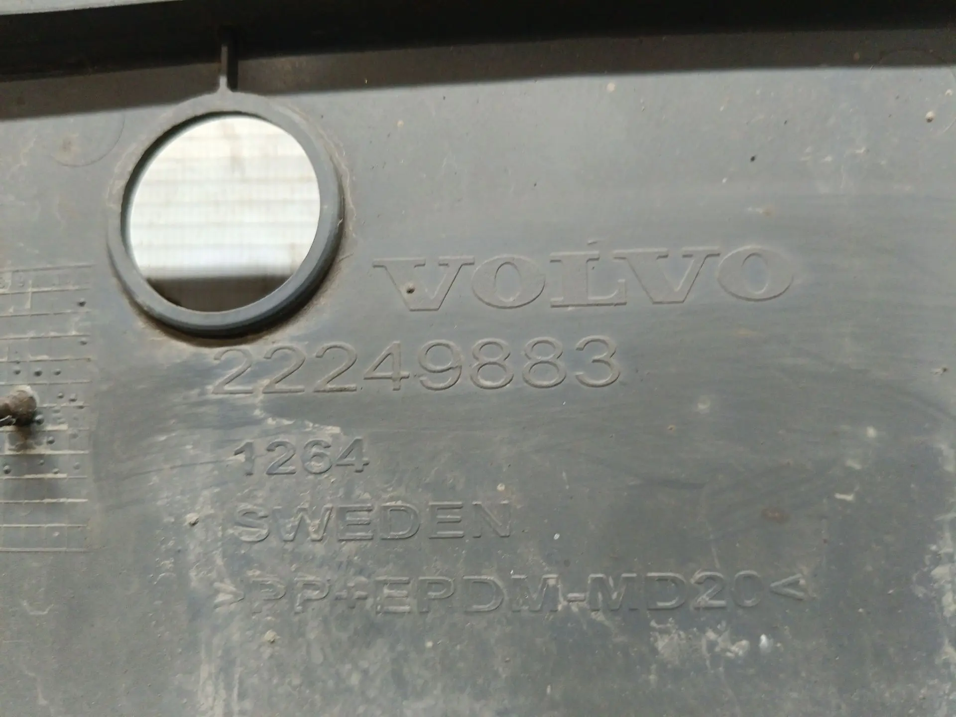 Накладка бампера средняя часть б/у для Volvo FH 4 - 2