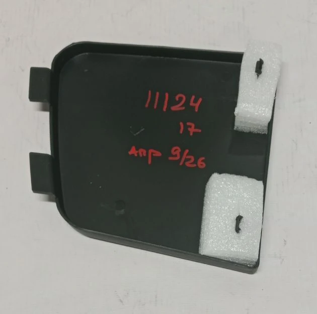 накладка заглушка в решетку радиатора нижняя лев. нов. \ заглушка бампера! левая нижняя\ VOLVO FH12/16 FM9/12